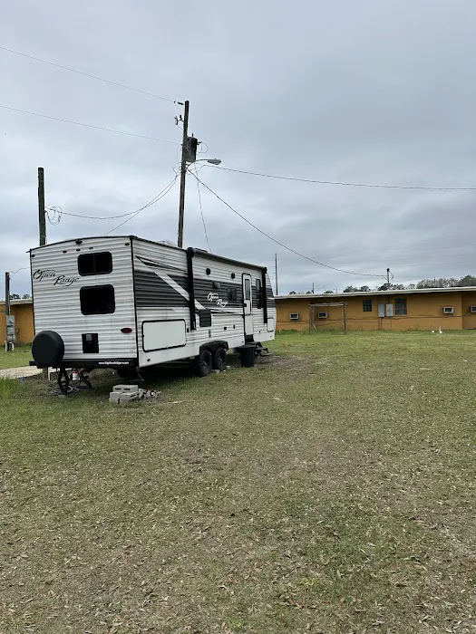 Plantation RV Trailer Park Picture 3