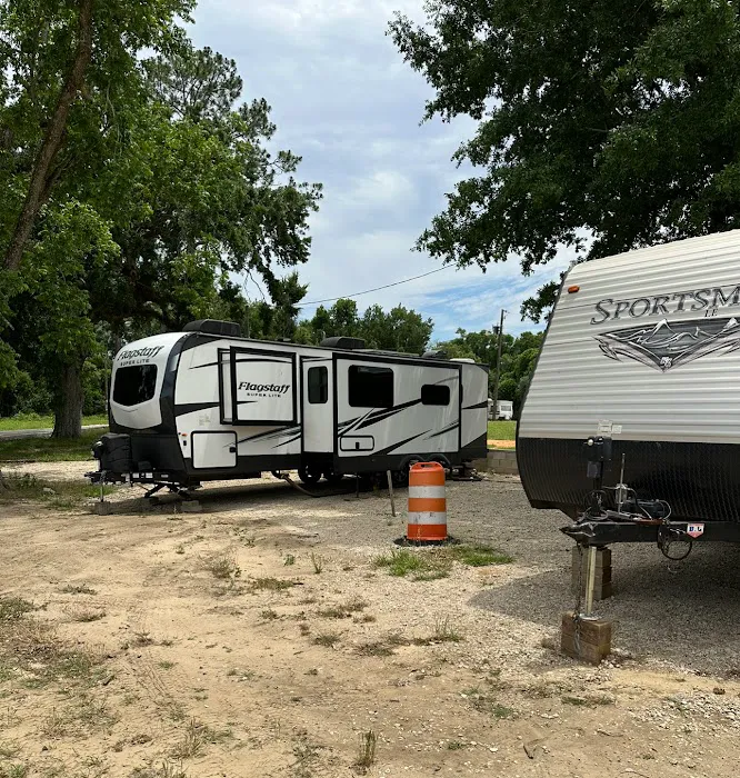Plantation RV Trailer Park Picture 7
