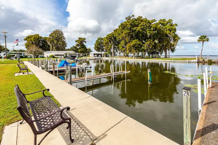 Lake Point 55+ Manufactured Home Community Picture 10