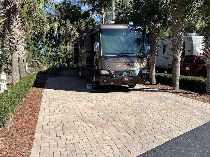 Water's Edge Motor Coach & RV Resort Picture 8