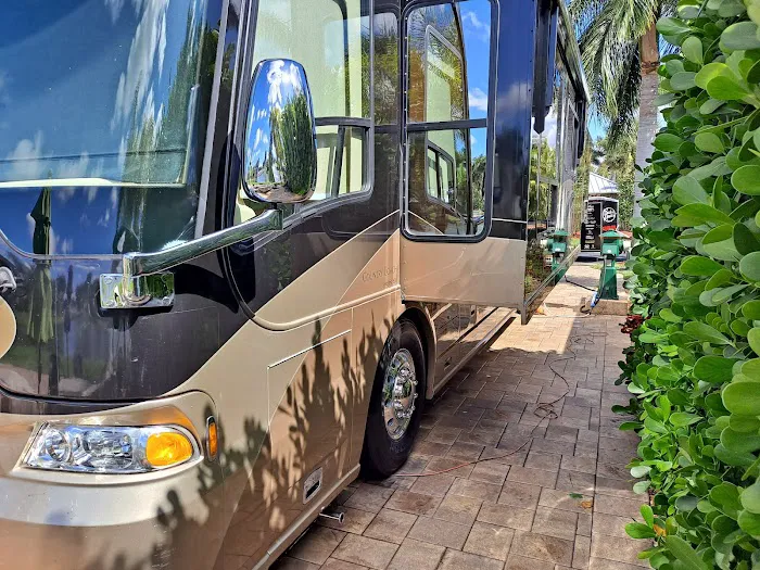 Golden Palms Luxury Motorcoach Resort Picture 2