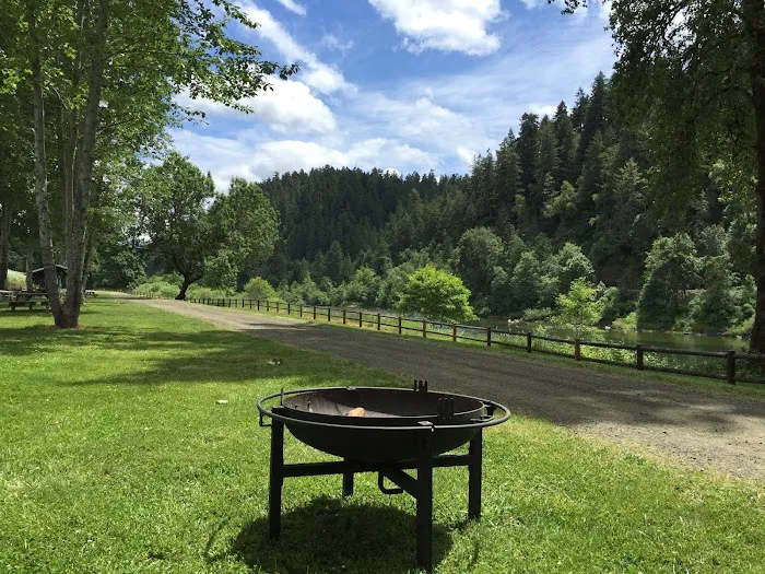 Umpqua Riverfront RV Park & Boat Ramp Picture 6