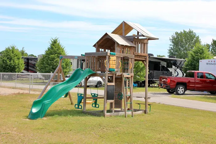 Holiday RV Park & Campground Picture 8