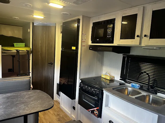 Travel Trailer Camper Rental Picture 1