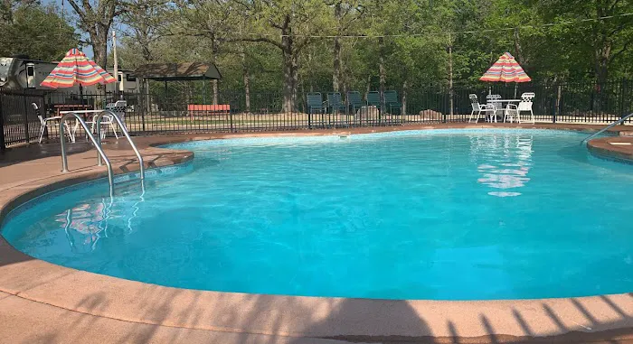 Majestic Oaks RV Park & Campground Picture 3