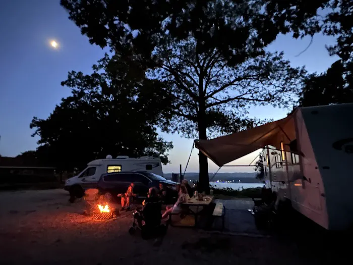 Clapping Oaks Campground and Lodging Picture 3