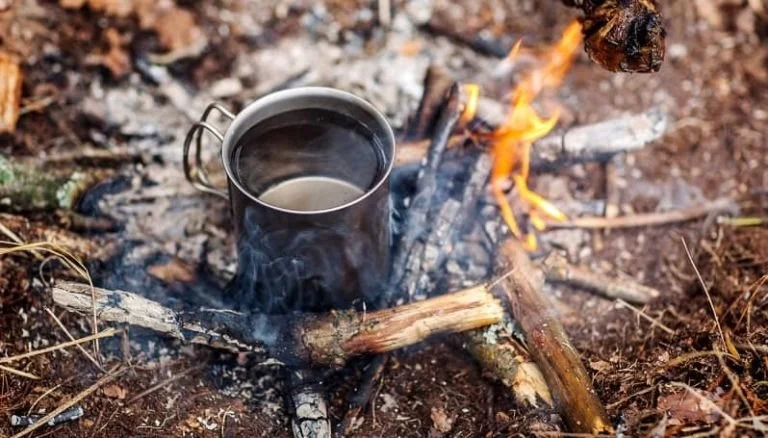 How to Use Campfire Heat to Boil Water Efficiently for Tea and Coffee