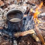 How to Use Campfire Heat to Boil Water Efficiently for Tea and Coffee