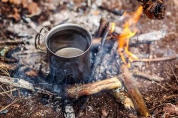 How to Use Campfire Heat to Boil Water Efficiently for Tea and Coffee
