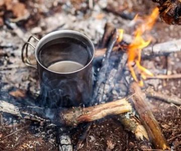 How to Use Campfire Heat to Boil Water Efficiently for Tea and Coffee