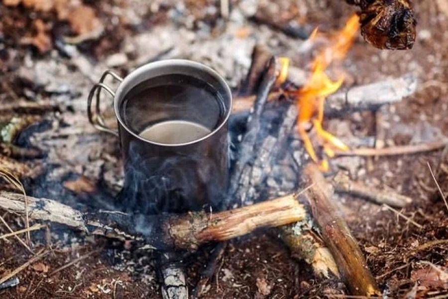 How to Use Campfire Heat to Boil Water Efficiently for Tea and Coffee