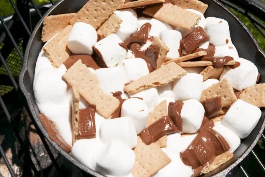 How to Make Campfire S’mores Variations That Everyone Will Love