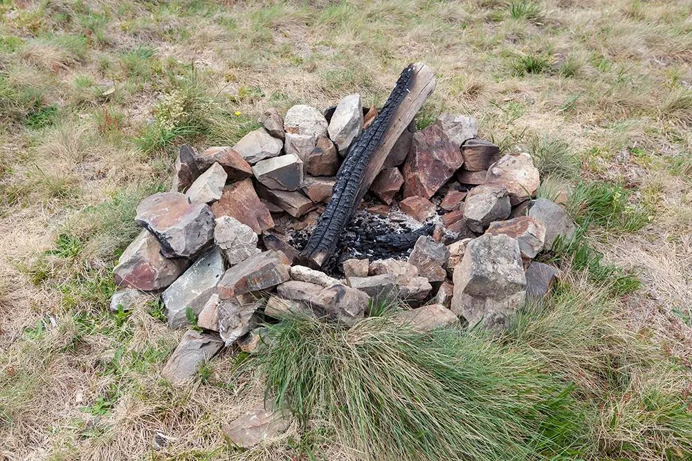 How to Build a Campfire in Rocky Areas Safely and Effectively
