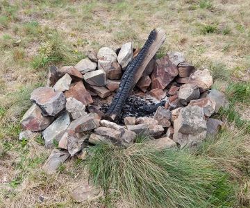 How to Build a Campfire in Rocky Areas Safely and Effectively