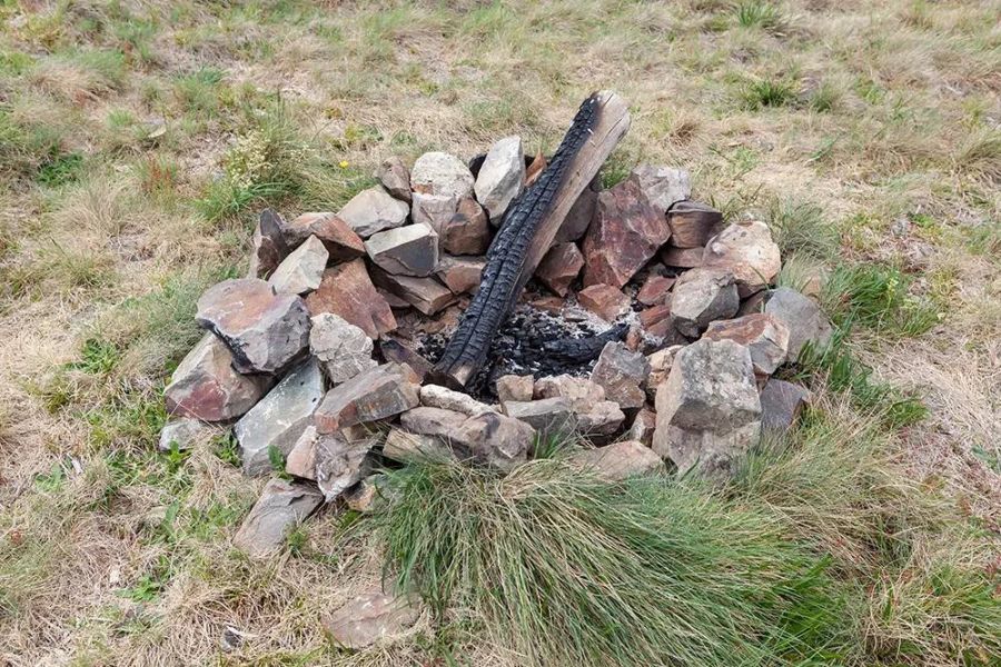 How to Build a Campfire in Rocky Areas Safely and Effectively