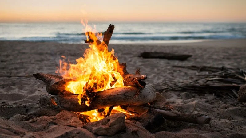 How to Build a Campfire on a Beach Without Damaging the Environment