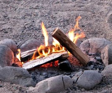 How to Build a Campfire in Rocky Terrain – Practical Tips and Safety Advice