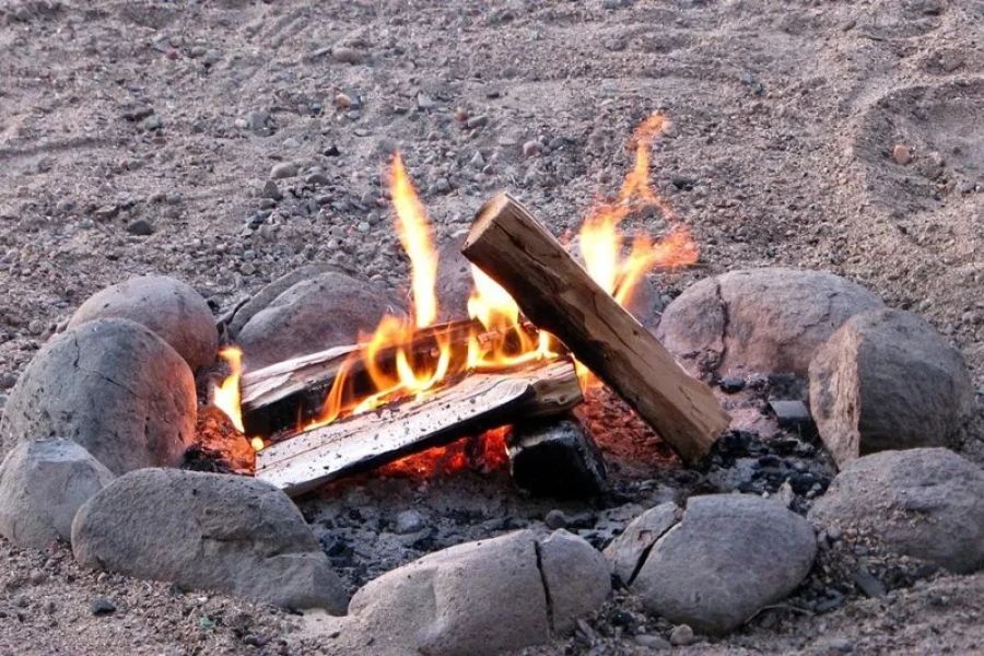 How to Build a Campfire in Rocky Terrain – Practical Tips and Safety Advice