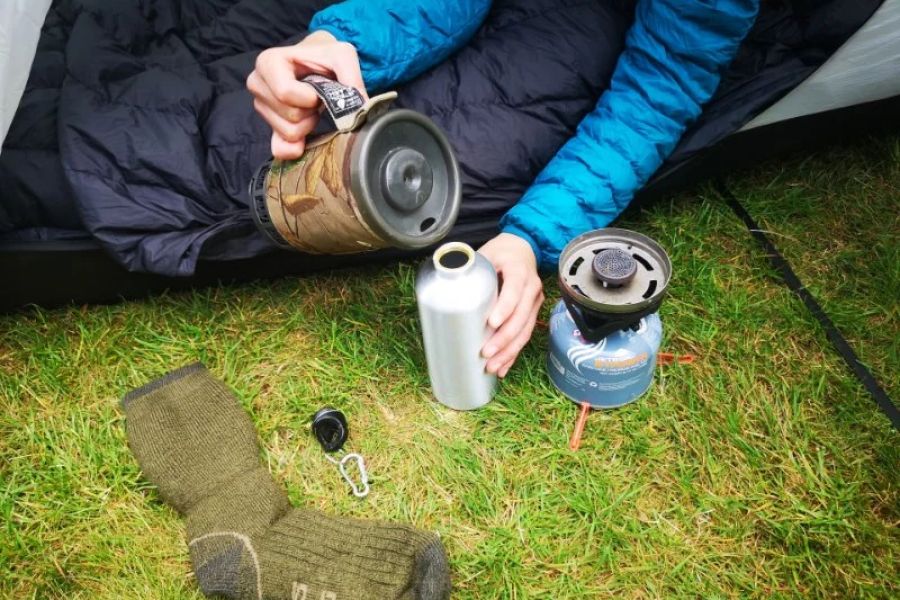 How to Use Campfire Heat to Keep Warm Overnight in the Wild