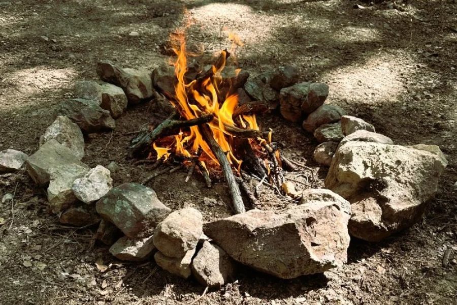How to Build a Campfire with Fire-Resistant Stones (U.S. Safety Guide)