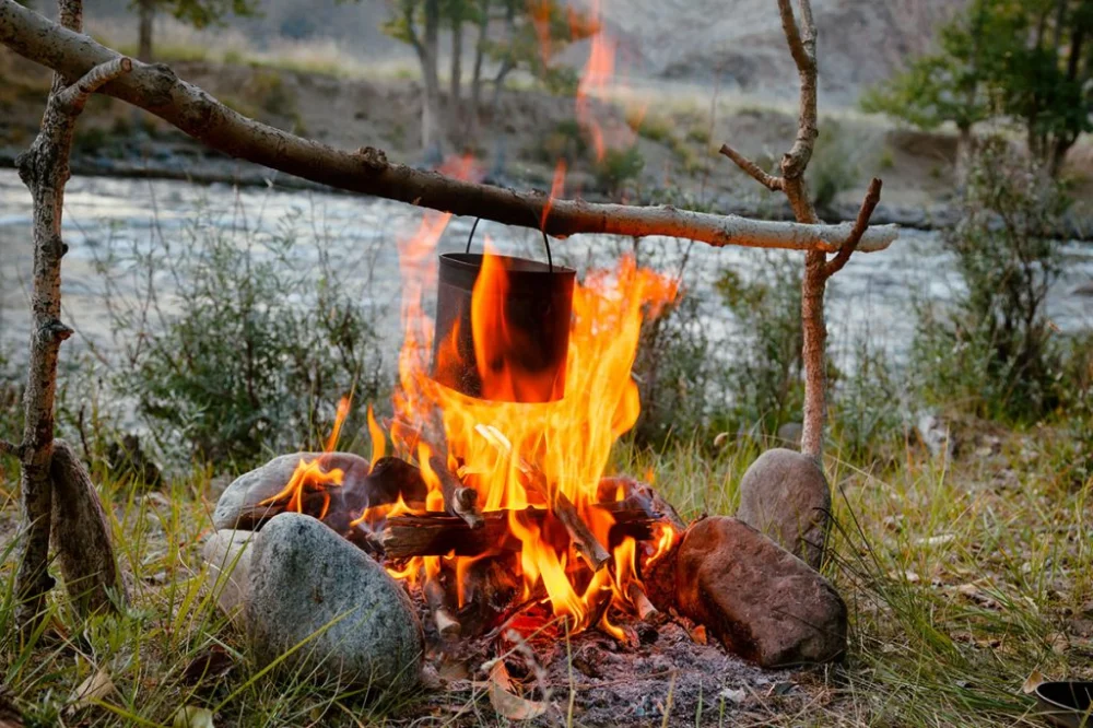 How to Build a Safe Cooking Fire at Your Campsite Without Risk