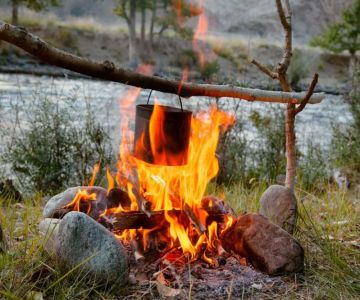 How to Build a Safe Cooking Fire at Your Campsite Without Risk