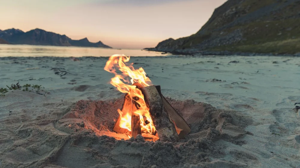 How to Build a Campfire on a Beach Without Harming the Environment