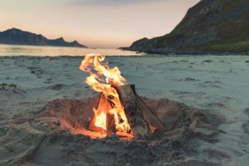 How to Build a Campfire on a Beach Without Harming the Environment