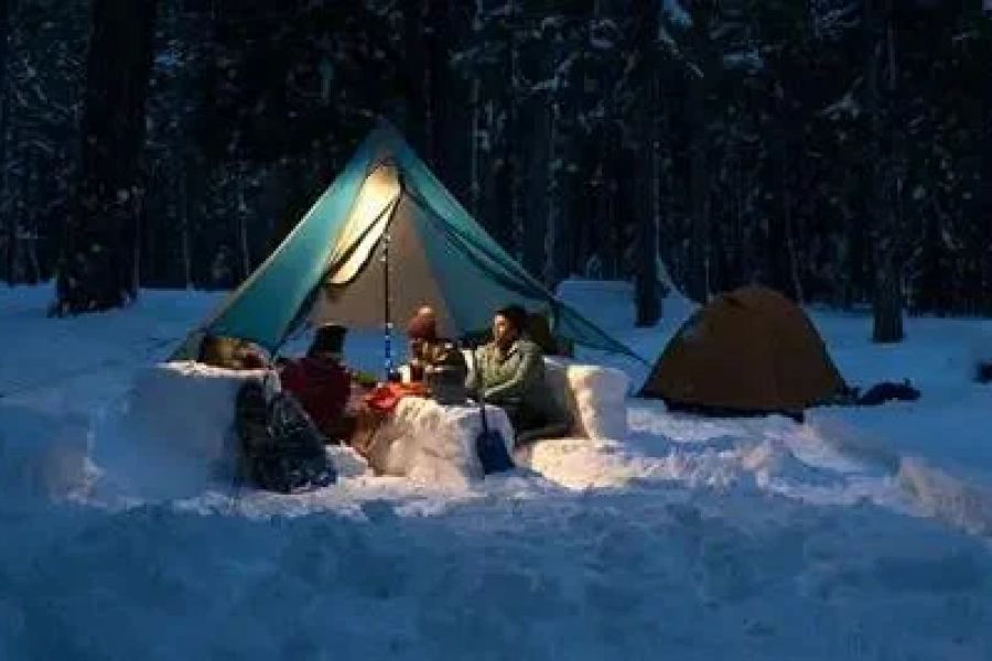 How to Stay Warm Around the Campfire in Cold Weather
