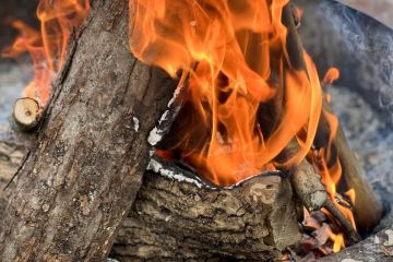 How to Build a Campfire in a Dry Climate Safely and Effectively