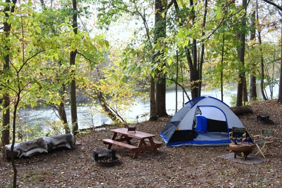 Top Tips for Camping Near Lakes and Rivers Without Trouble