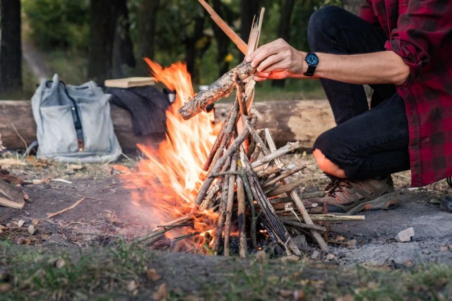 How to Build a Campfire With Limited Resources in the Wild