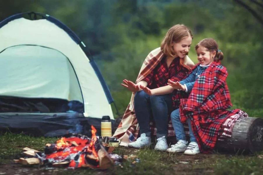 How to Use Campfire to Keep Warm While Sleeping Outdoors