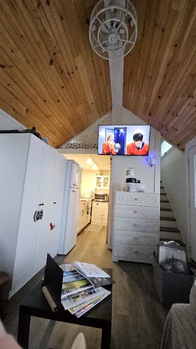 R & R's Modern Retreat Picture 8