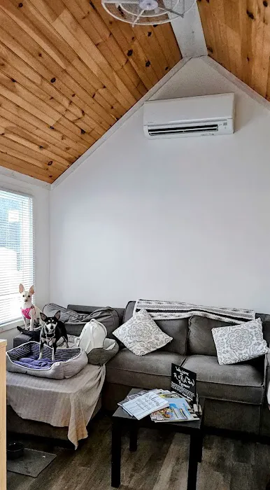 R & R's Modern Retreat Picture 3
