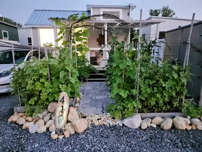 R & R's Modern Retreat Picture 10