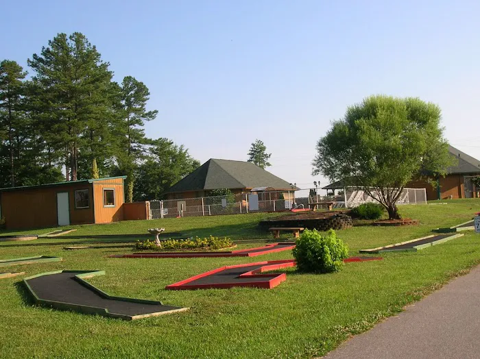 Spacious Skies Campgrounds - Peach Haven Picture 9