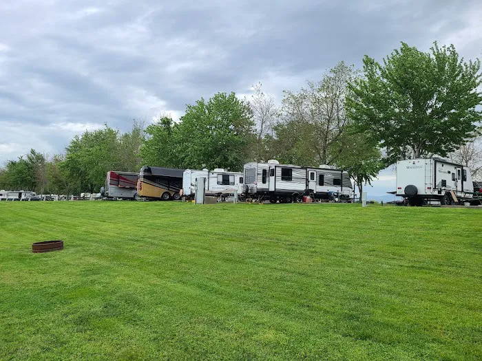 Riverside RV Park & Resort Picture 2