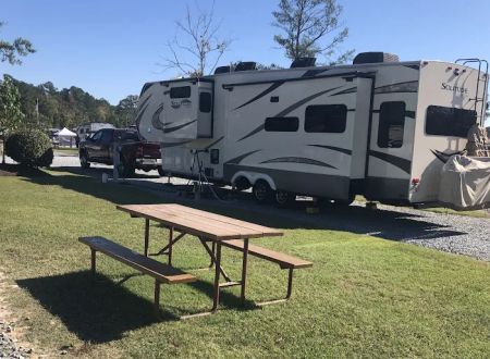 Raleigh Oaks RV Resort & Cottages