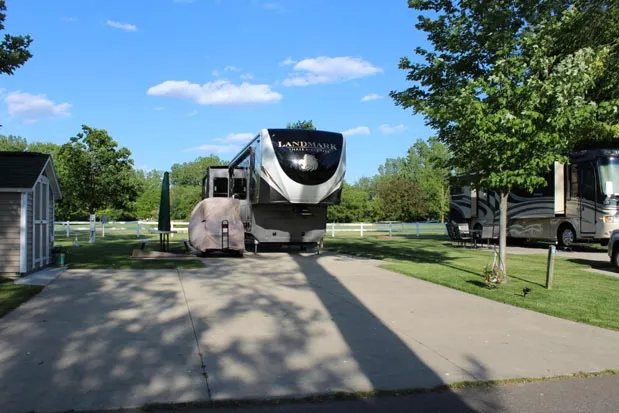 Holiday Shores RV Resort Picture 6