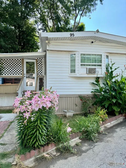Central Mobile Home Village Picture 3
