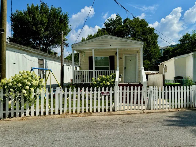 Central Mobile Home Village Picture 8