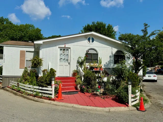 Central Mobile Home Village Picture 6