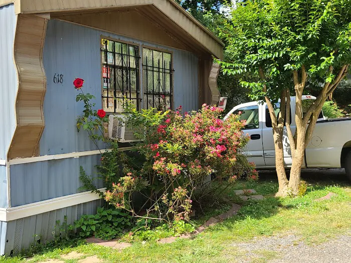 Hill Crest Plaza Mobile Home Community Picture 6