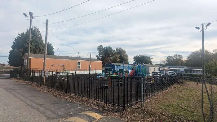Hill Crest Plaza Mobile Home Community Picture 3