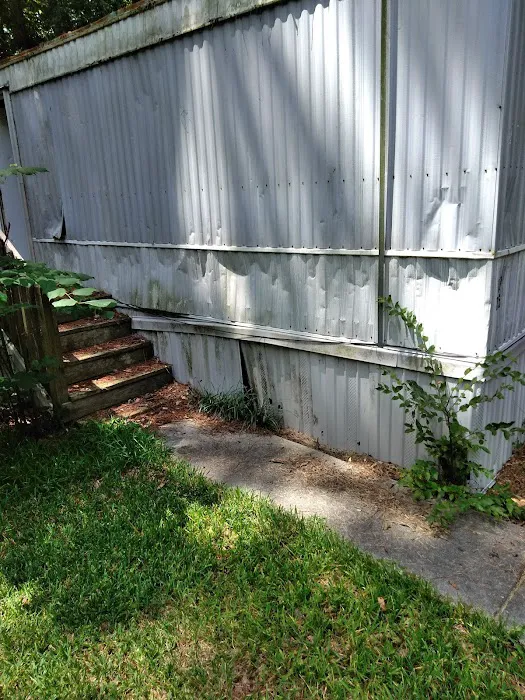 Pine Hills Mobile Home Park Picture 4