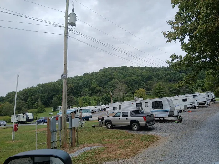 Creekside by the Lake Campground Picture 6