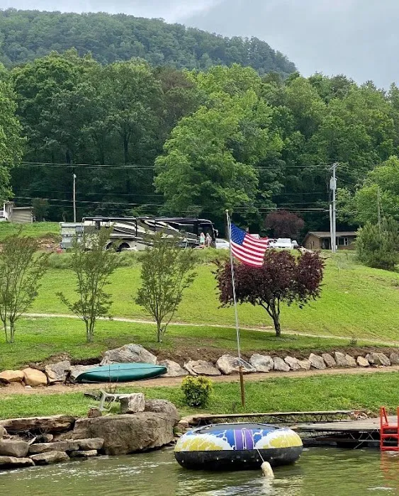 River Life RV Resort Picture 2