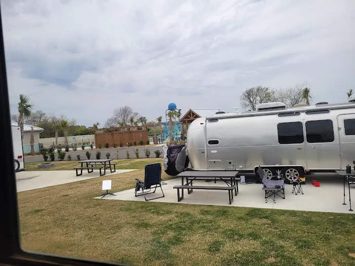 Barefoot RV Resort Picture 9