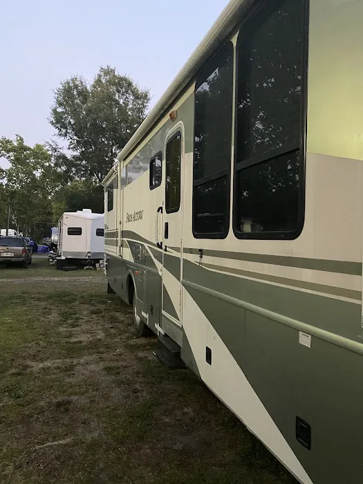 Robins RV Park Picture 7
